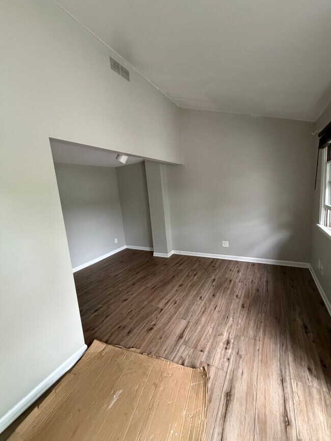 Building Photo - 2 bedroom 1.5 bath Townhouse available September!