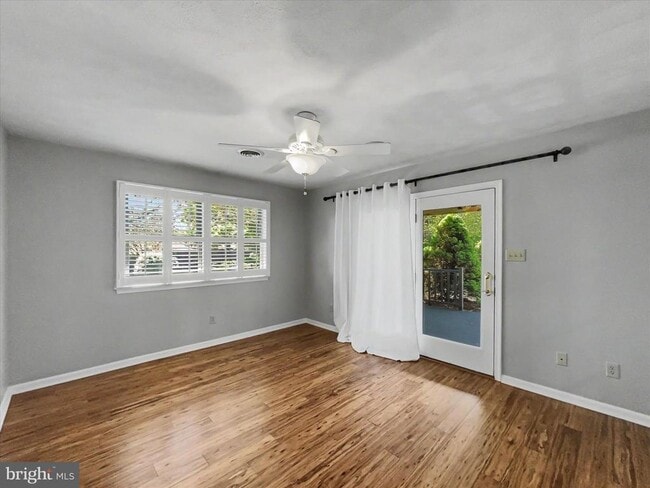 Building Photo - 330 Parkwood Dr