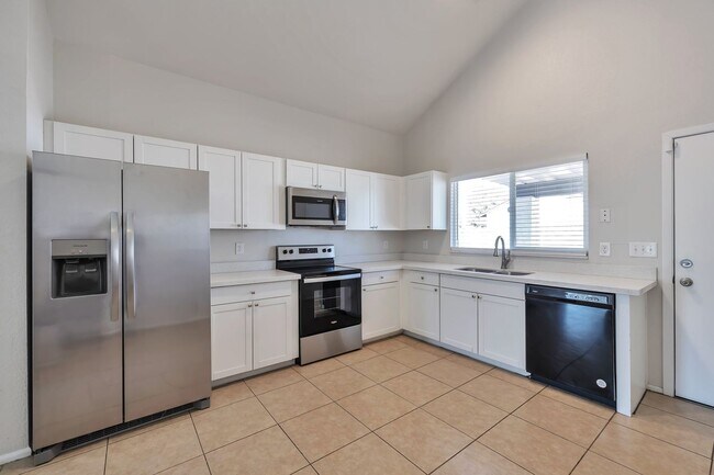 Building Photo - Welcome to this stunning 4-bedroom, 2-bathroom home in the heart of Glendale, AZ