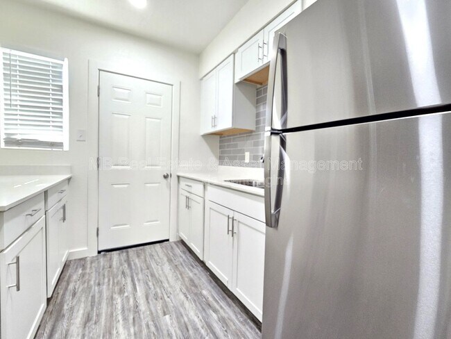 Photo - 1527 E Oak St Apartment