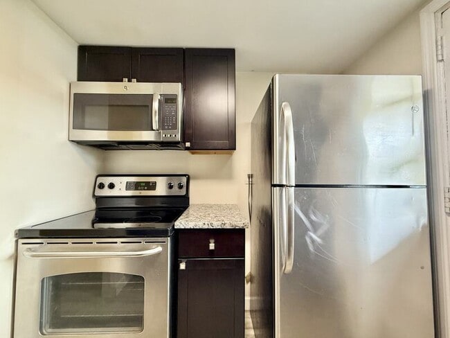 Building Photo - 2 N Fernwood Ave