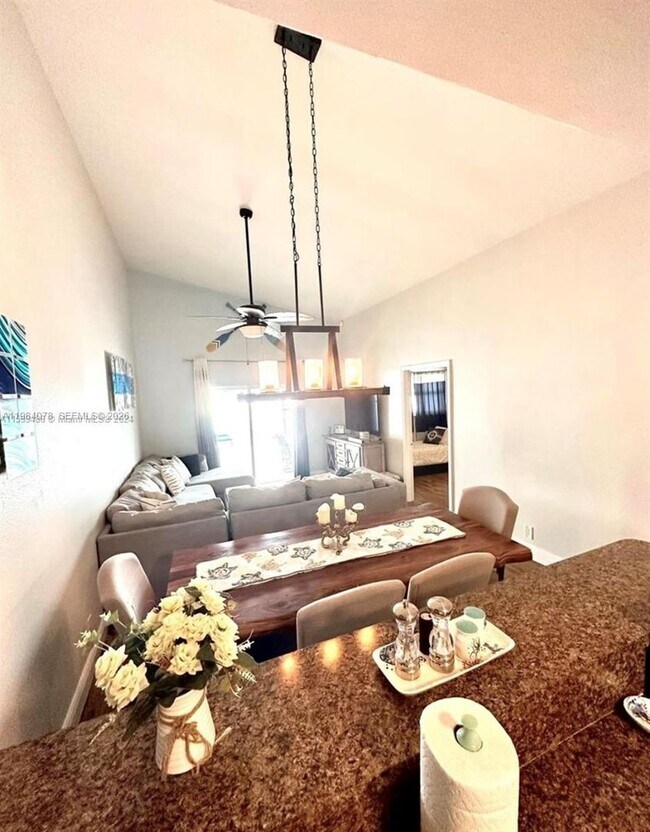Foto del edificio - 2431-2433 SW 58th Manor