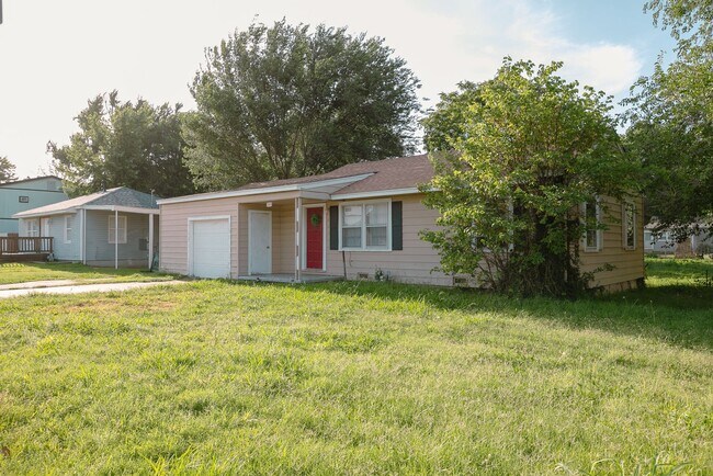 Foto del edificio - Beautiful 2 Bed 1 Bath In Quiet Neighborhood