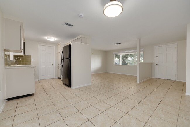 Building Photo - 3645 Panola Dr