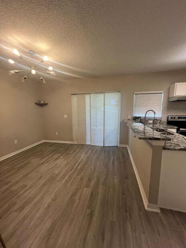 Building Photo - Fully Remodeled 3-Bed, 2.5-Bath Townhouse