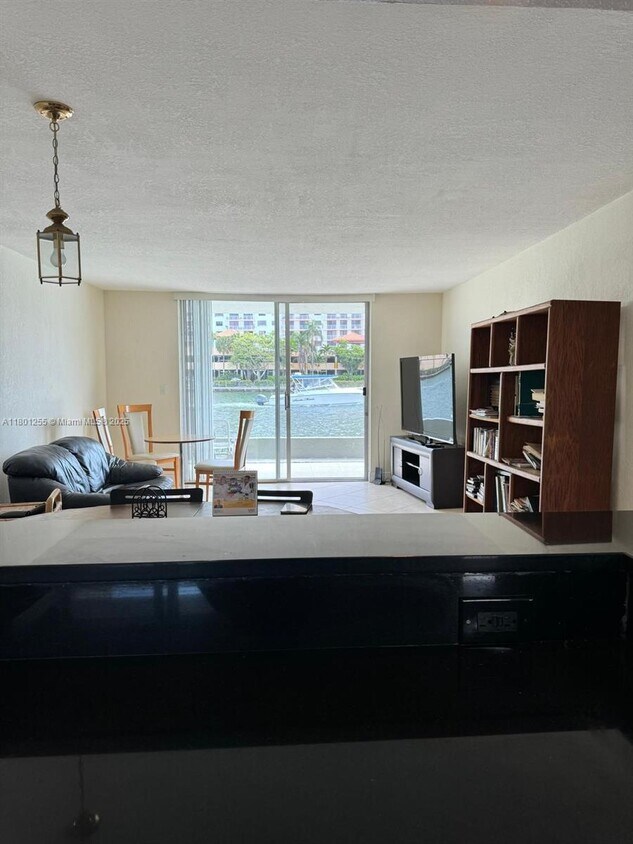 Foto principal - 4000 NE 169th St