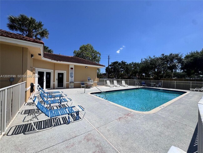 Foto del edificio - 9909 Westwood Dr
