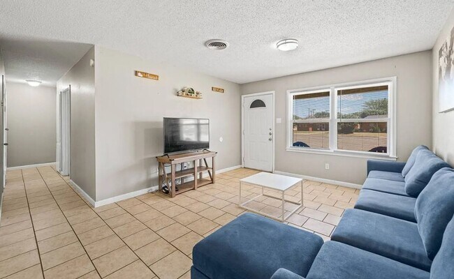 Foto del edificio - 3/2/1 Great Price Great Location. Available Now!