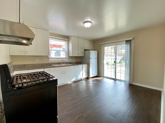 Building Photo - Spacious 3BR/1BA Single-Family Home - Large Yard & Garage!