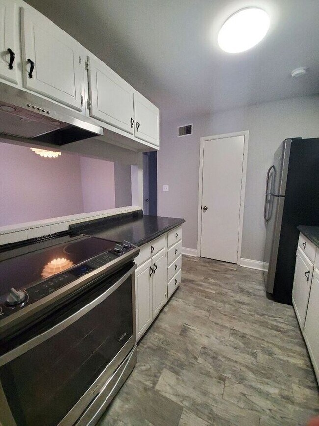 Building Photo - 309 Cemetery St Unit D....2 BED 1.5 BATH T...
