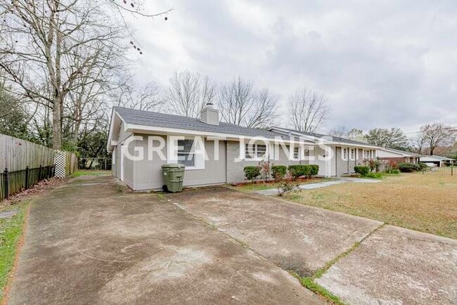 Building Photo - 1106 Buckingham Dr