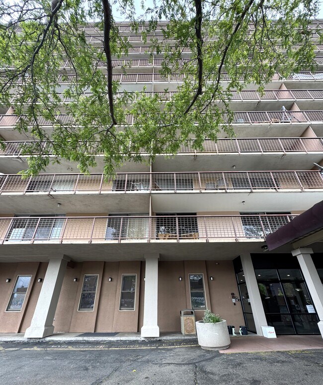 Foto del edificio - 2225 Buchtel Blvd S
