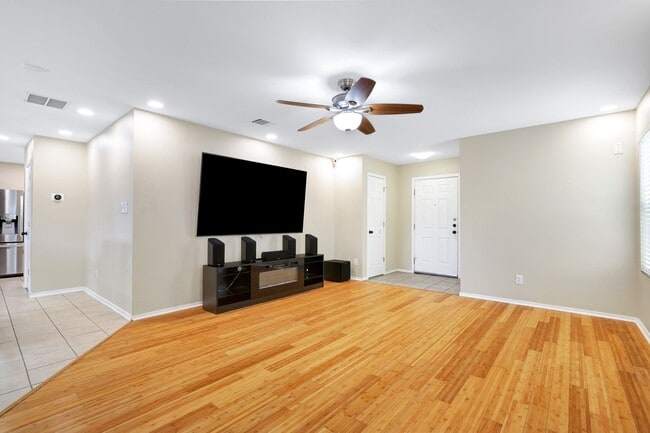 Foto del edificio - Energy-Efficient Oasis: Solar-Powered Two-Story Home with Modern Amenities