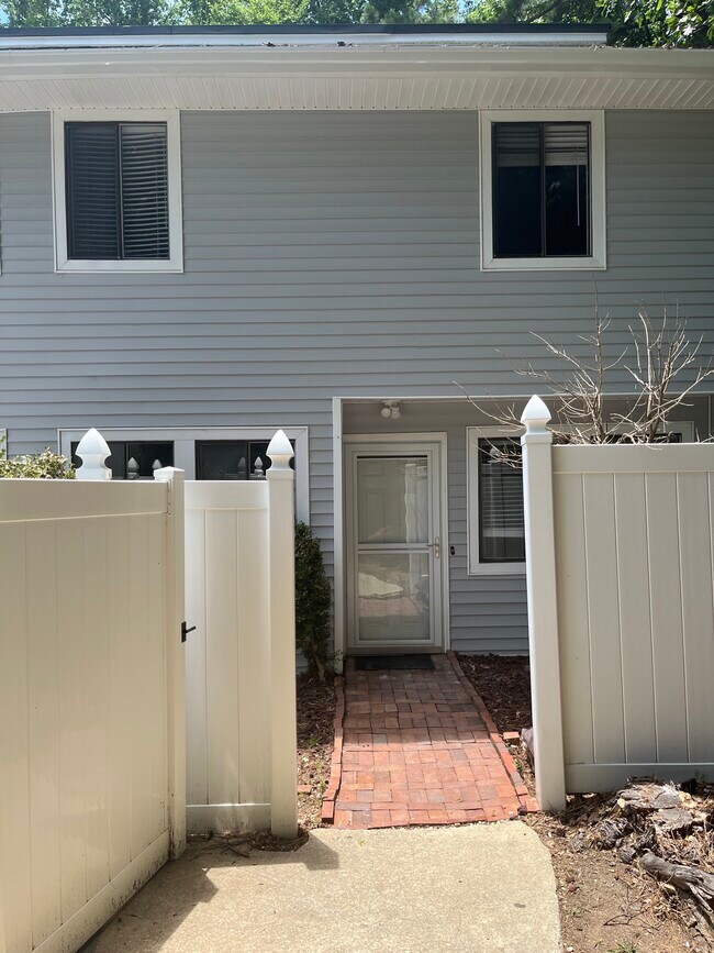 Building Photo - 7165 Sandy Creek Dr