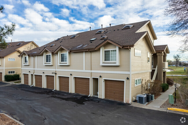 Foto del edificio - Steeplechase Condos