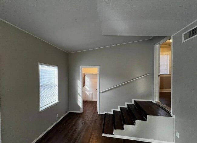 Building Photo - 2246 Simpson St