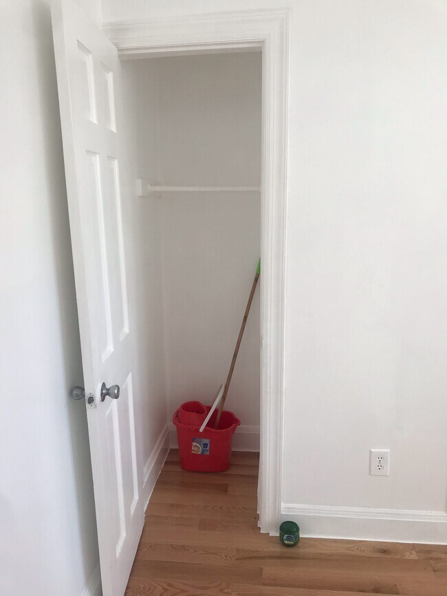 Building Photo - 322 Milford St