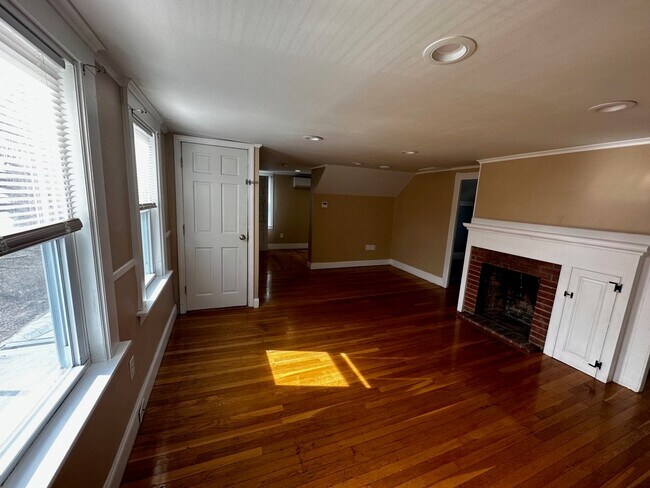 Building Photo - 3 1/2 Mayflower Pl