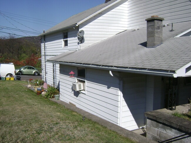 Building Photo - 53 Hill St