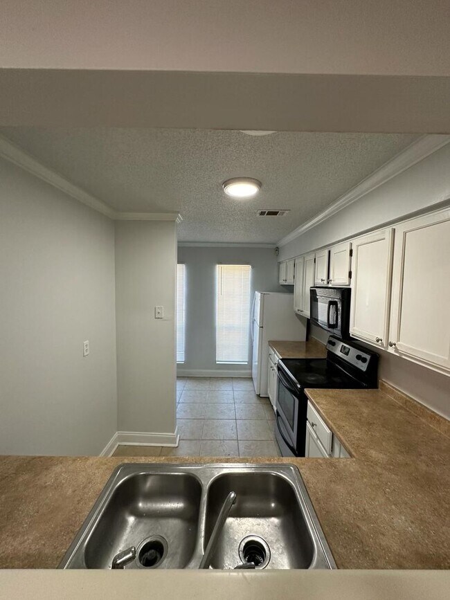 Building Photo - 2 Bedroom / 2.5 Bath Townhome for Rent