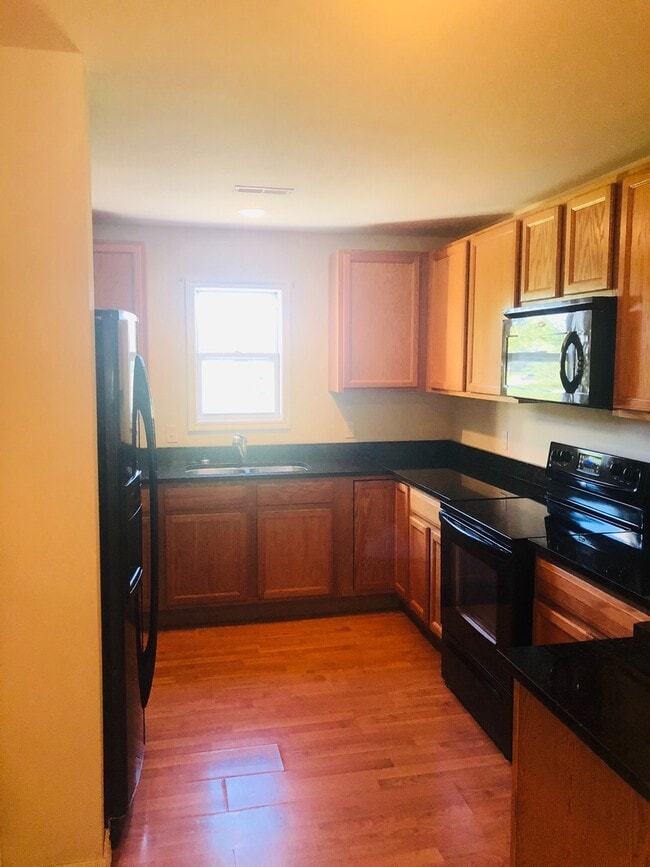 Building Photo - Beautiful Townhome