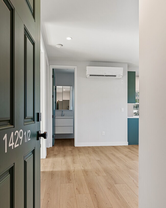 Foto del edificio - 1429 Edgecliffe Dr