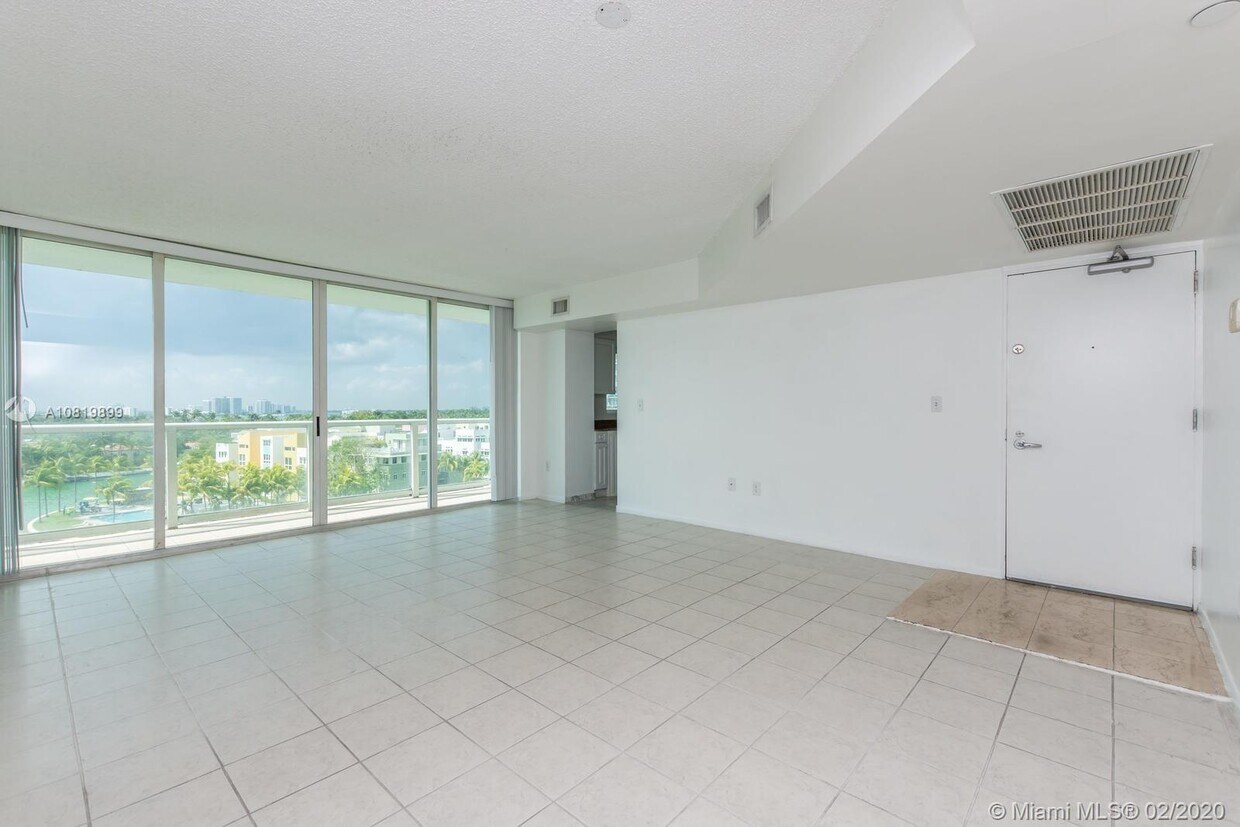 Primary Photo - 2300 Collins Ave