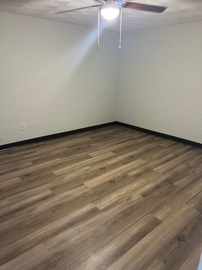 Foto del edificio - Quiet Country Living: Spacious 2BR with Laundry Hookups