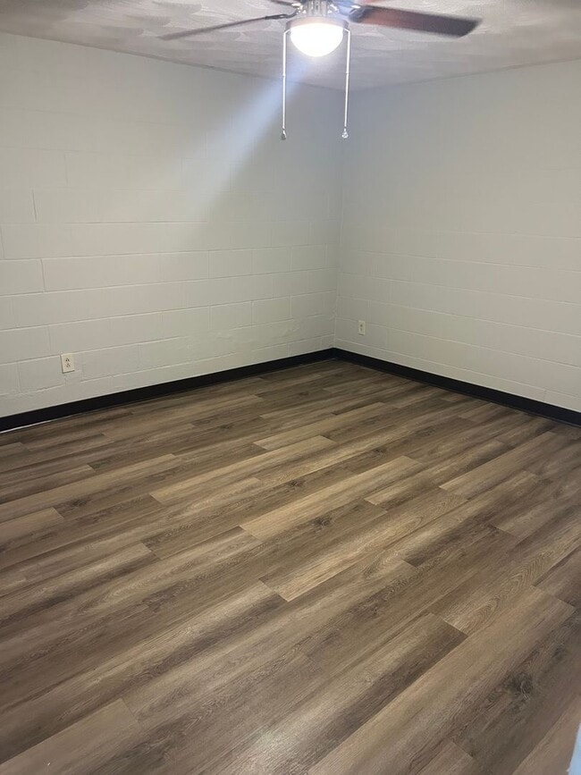 Building Photo - Quiet Country Living: Spacious 2BR with Laundry Hookups