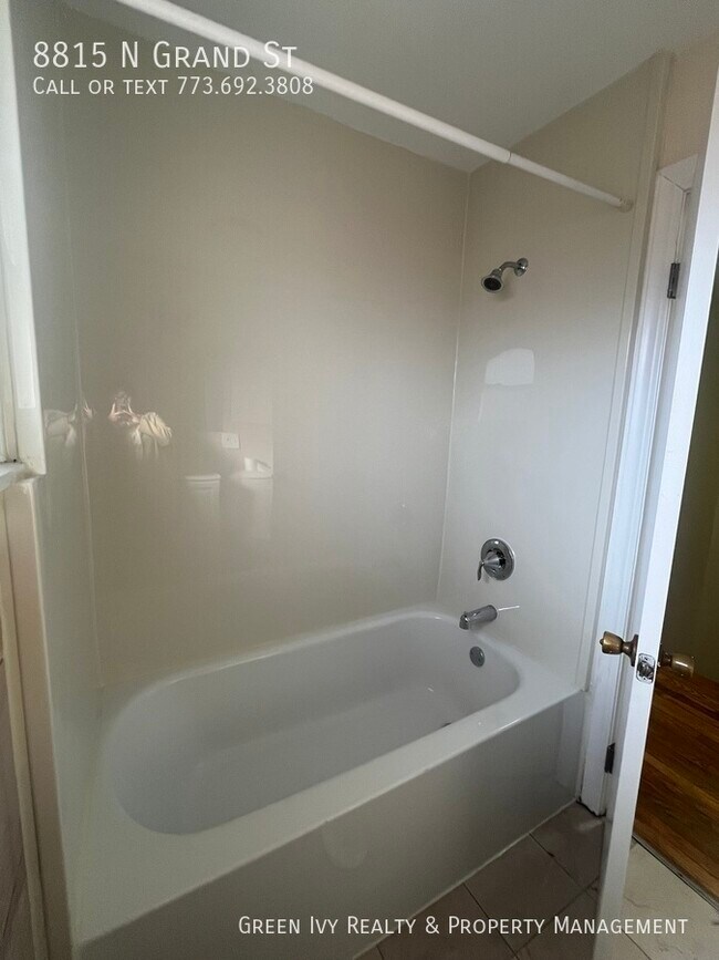Building Photo - Spacious 3 bd 1.5 bth Townhome in Niles!