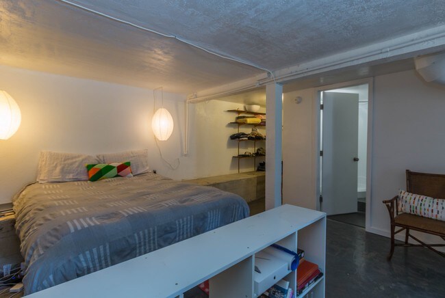 Studio bed - 506-508 Hillcrest Dr