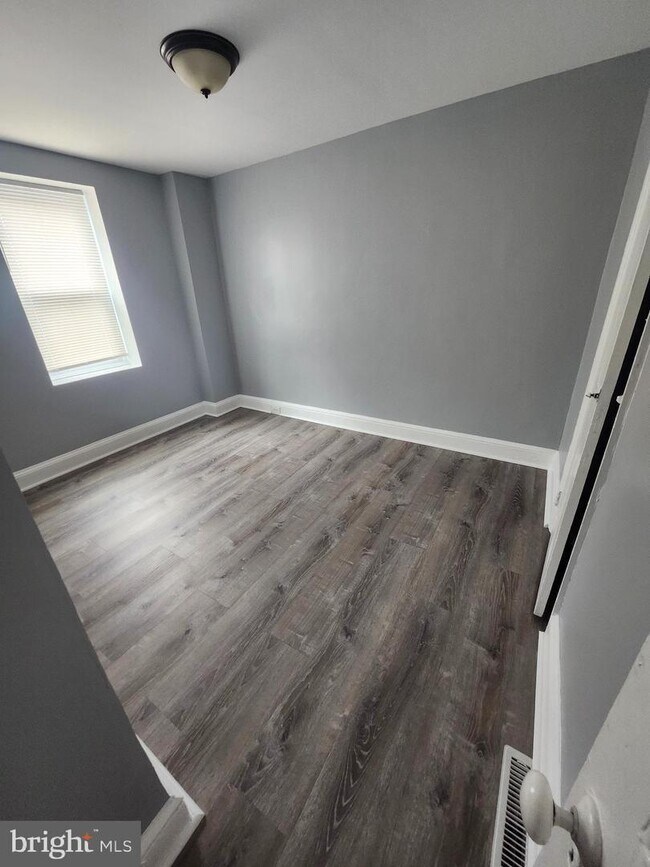 Building Photo - 555 Roberts St