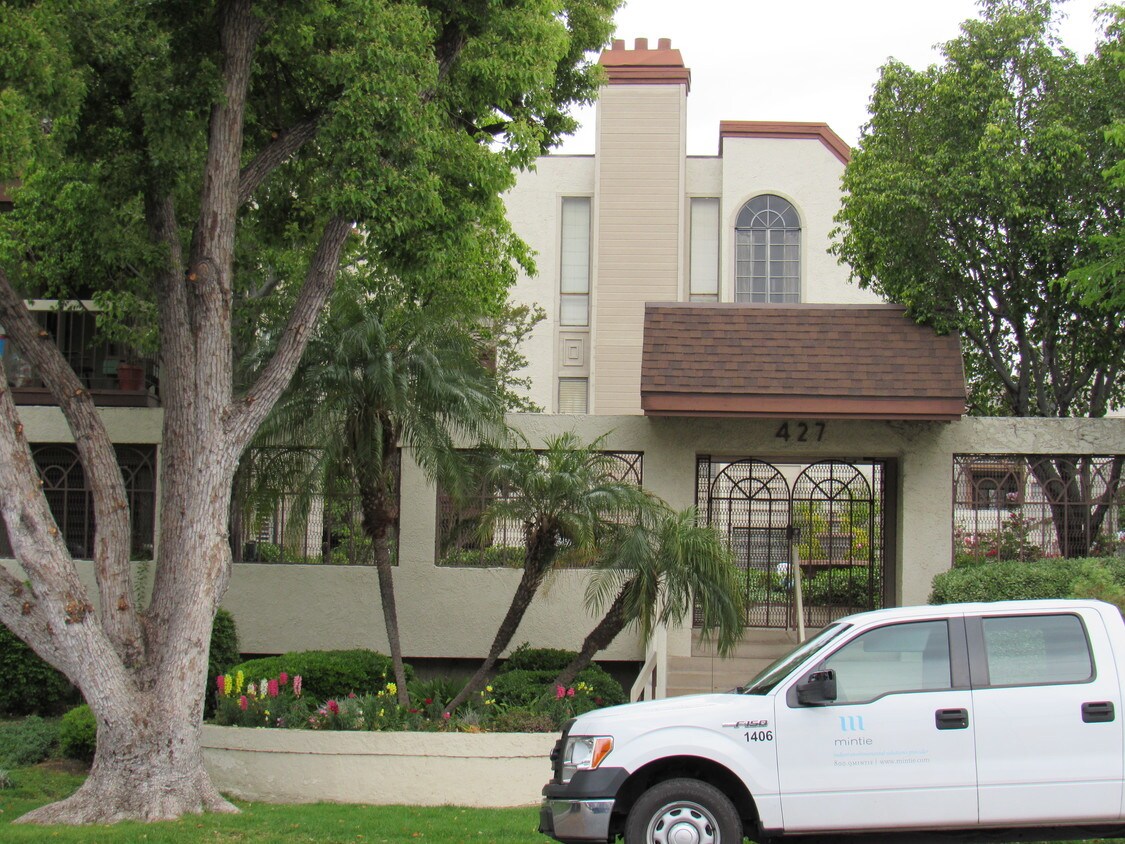 Front of Building - 427 E Orange Grove Ave