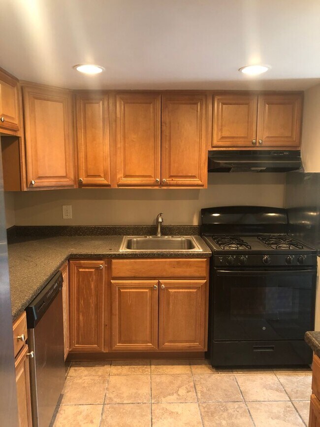 Building Photo - Fully Renovated Townhome in Cherry Hill Manor