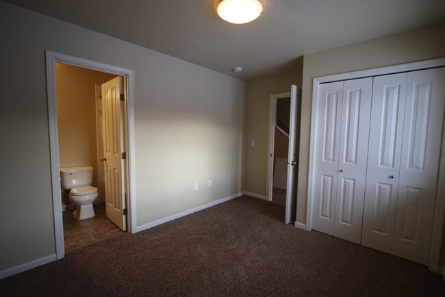 Building Photo - 3 Bedroom Condo close to JBER!