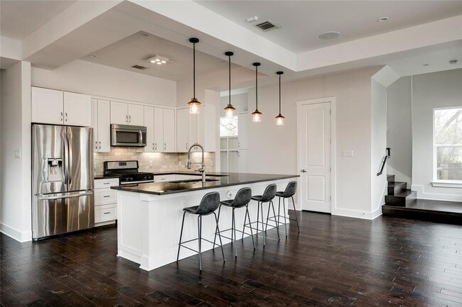 Building Photo - 2005 Bluebonnet Ln