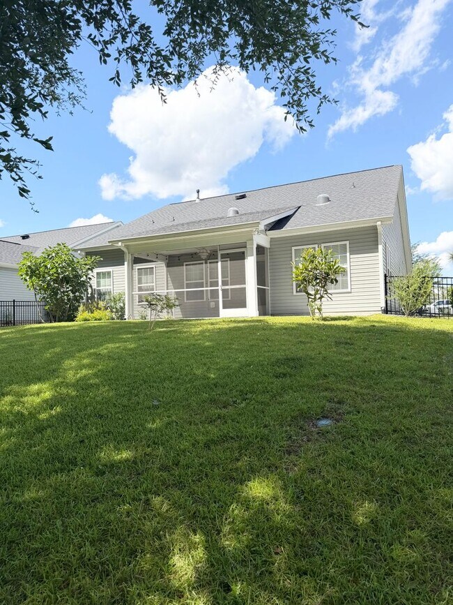 Foto del edificio - BEAUTIFUL 3 bedroom / 2 bathroom home available NOW!