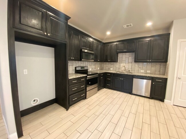 Building Photo - 301 E WILLINGHAM St #B