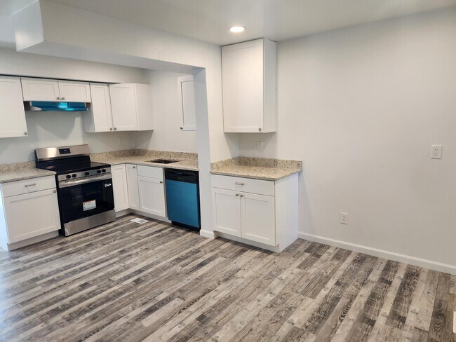Building Photo - 956 Ravine Dr