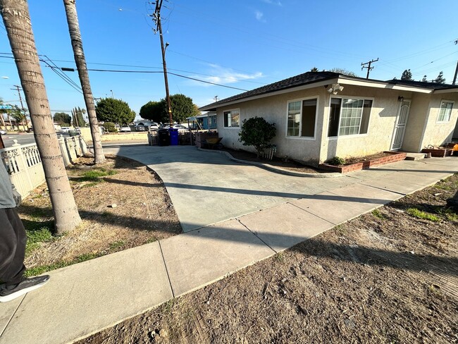 Building Photo - Fully Remodeled Front Duplex in a Prime Lo...