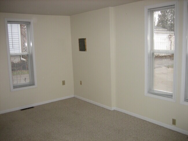 Living Room SE - 504 Franklin St