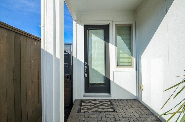 Foto del edificio - 1103 Fuschia Rd