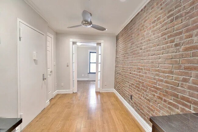 Foto del edificio - 345 W 53rd St
