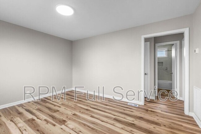 Building Photo - 895 W Sharpe Avenue