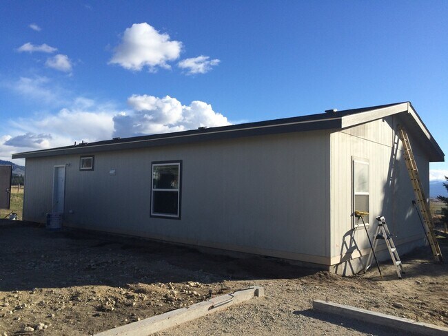 Building Photo - 3 bed 2 bath home sitting on 2 beautiful a...