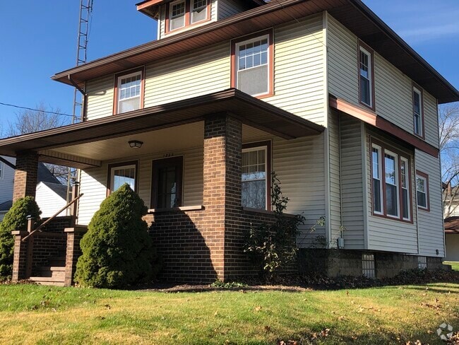 Building Photo - 1802 Tremont Ave SW