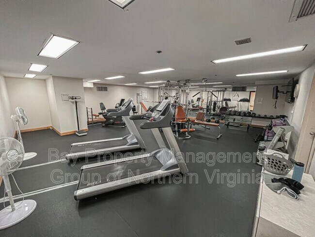 Foto del edificio - 1200 Crystal Dr