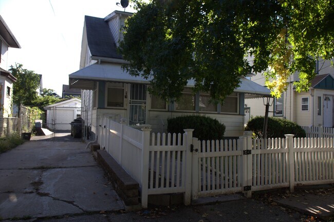 Foto del edificio - 256 Weequahic Ave