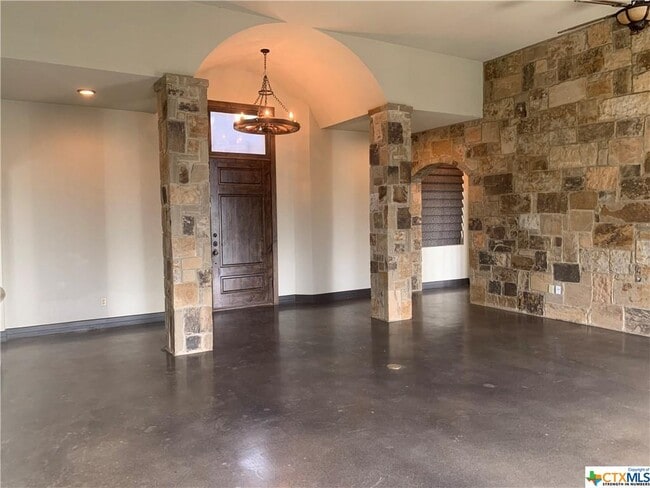 Building Photo - 739 Mission Heights