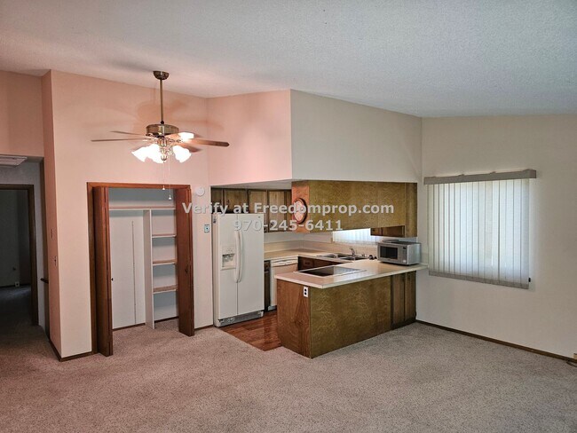 Building Photo - Great 2 bedroom 1.5 bath Duplex on the Red...